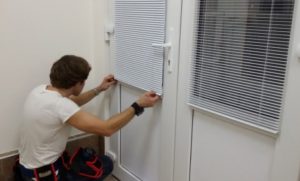 Установка рулонных жалюзи в Кронштадте